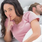 彼氏にスマホを見られた時の彼女の反応...