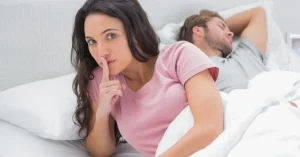 彼氏にスマホを見られた時の彼女の反応...